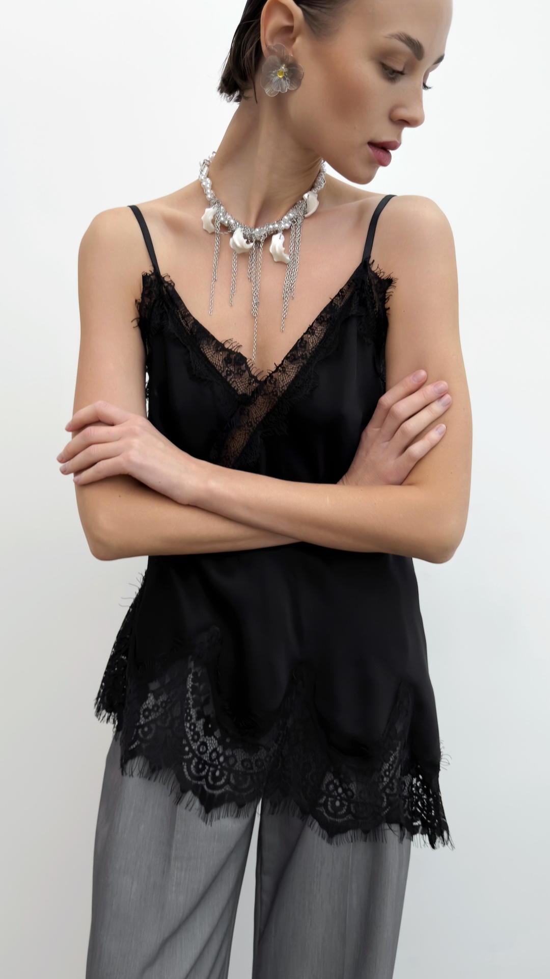 Топ с косым краем и широким кружевом