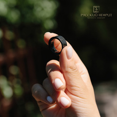 Кольцо из черного нефрита прямое с фактурой
