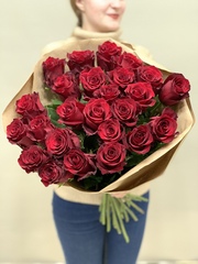 Букет 25 красных роз Эквадор 60см в крафте