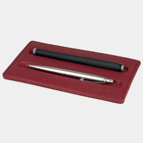 Подставка для ручек из кожи теленка, вишневого цвета