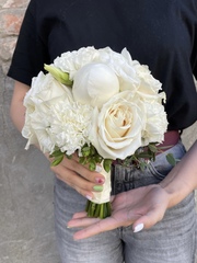 Свадебный букет из пионов, лизиантуса, диантусов и эвкалипта