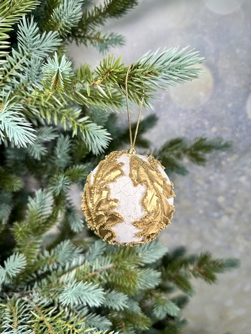 Шар с листьями 9см ChristmasDeLuxe premium collection белый/золотой