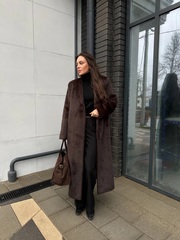 Пальто из эко-меха макси коричневое