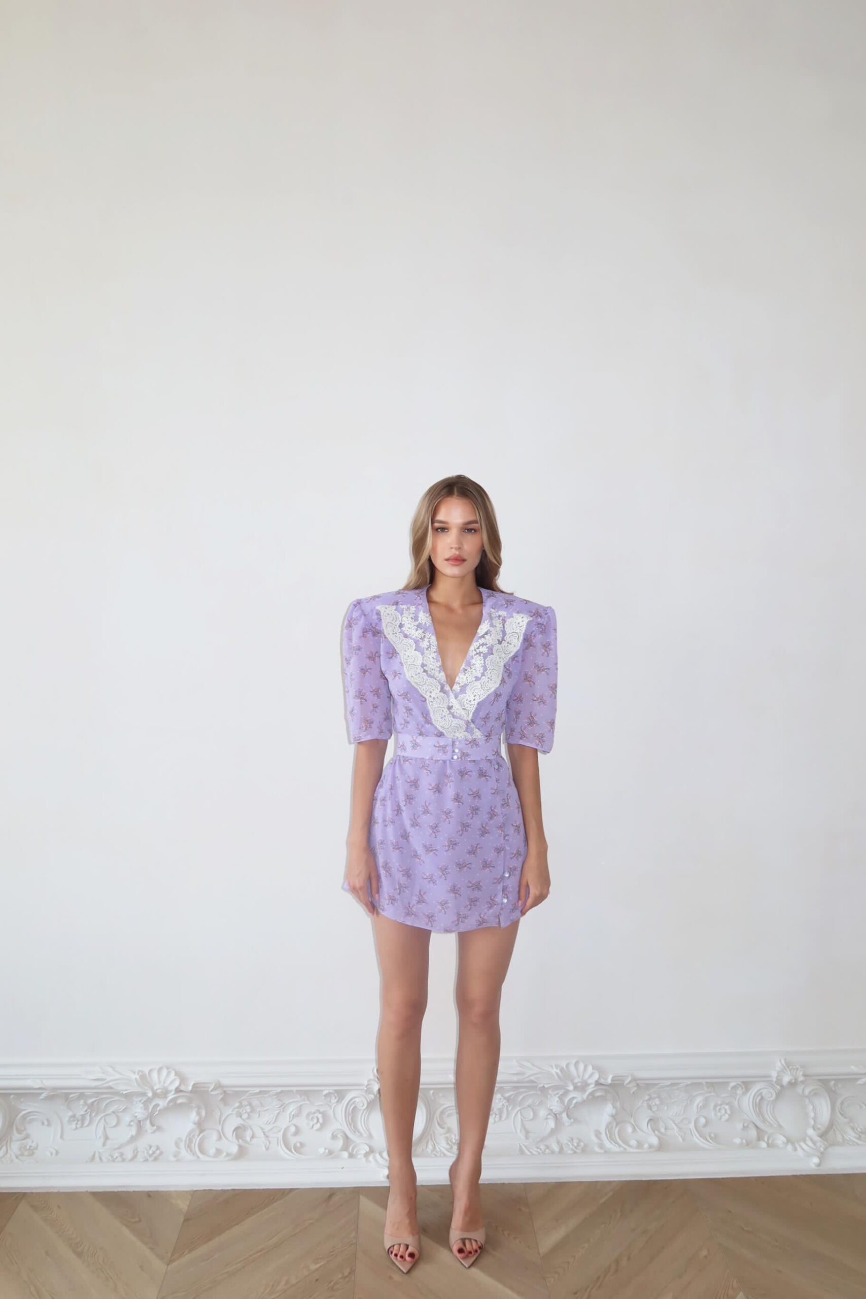 Платье мини с кружевом и цветочным принтом