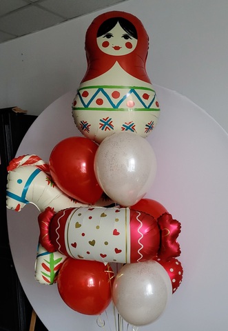 Фонтан из шаров в народной тематике с матрешкой и лошадкой - свистулькой