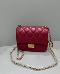 stilnaya-sumka-krossbodi-v-stile-shanel-s-dlinnoj-cepochkoj