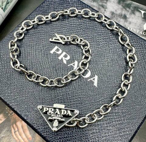 83047 Колье-цепь PRADA с подвеской треугольник с черной  эмалью, цвет серебро