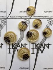 Пуговица пластиковая четырехпрокольная (пластик, Бежевая гамма/белые волнообразные разводы и коричневое пятно, 19)