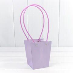 
          Пакет подарочный 15.5х13х9.5см Ваза для цветов (Сиреневый)