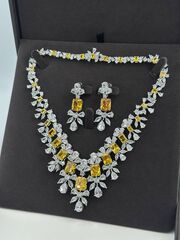 komplekt-ukrashenij-kole-sergi-s-zheltymi-kamnyami-v-stile-graff