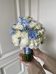 Свадебный букет из гортензии, оксипеталума, пионов, лизиантуса и диантусов