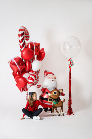 Санта с оленями, подарками и снежным шаром