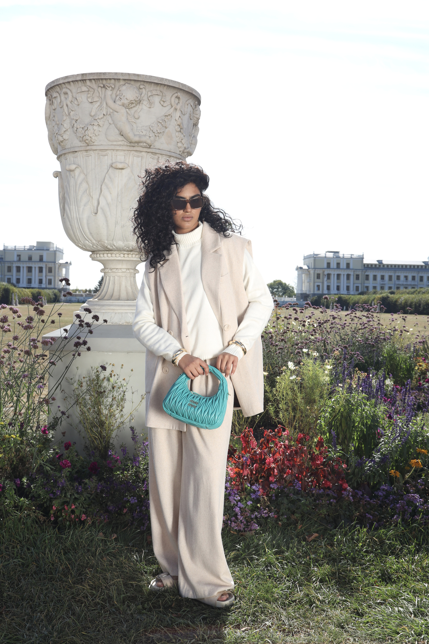 Бежевый костюм с жилетом из шерсти