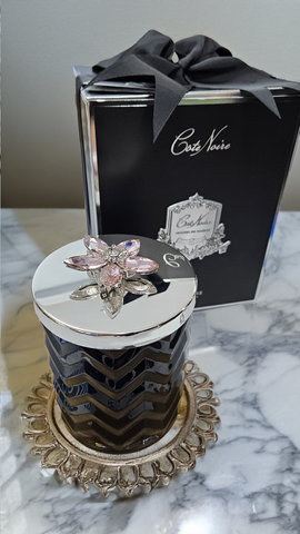 Свеча ароматизированная большая 600г Cote Noire Herringbone Black & Silver черно-серебряная с крышкой, брошкой и платком