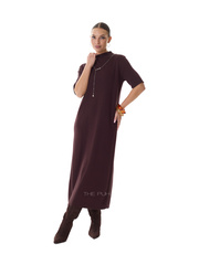 Трикотажное платье шоколадного цвета с кулоном