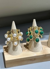 akcentnoe-kolco-s-cvetnymi-podveskami-iz-zhemchuga-liocel-pod-malahit-v-limonnoj-pozoloteakcentnoe-kolco-s-cvetnymi-podveskami-iz-zhemchuga-liocel-pod-malahit-v-limonnoj-pozolote