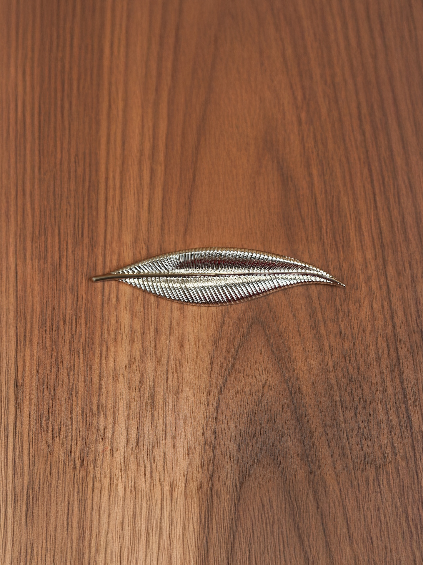 Брошь в виде листочка