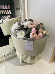 Авторский букет с хризантема, кустовая пионовидная роза и зелень эвкалипта в оформлении