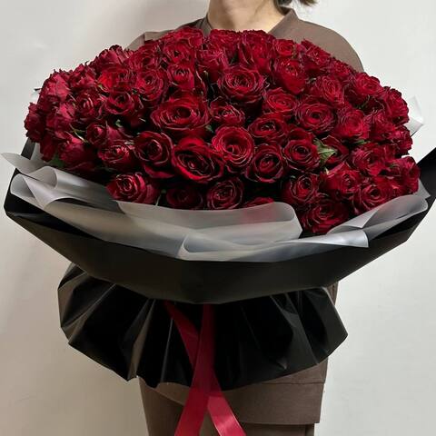Букет из 101 красной кенийской розы в черной упаковке
