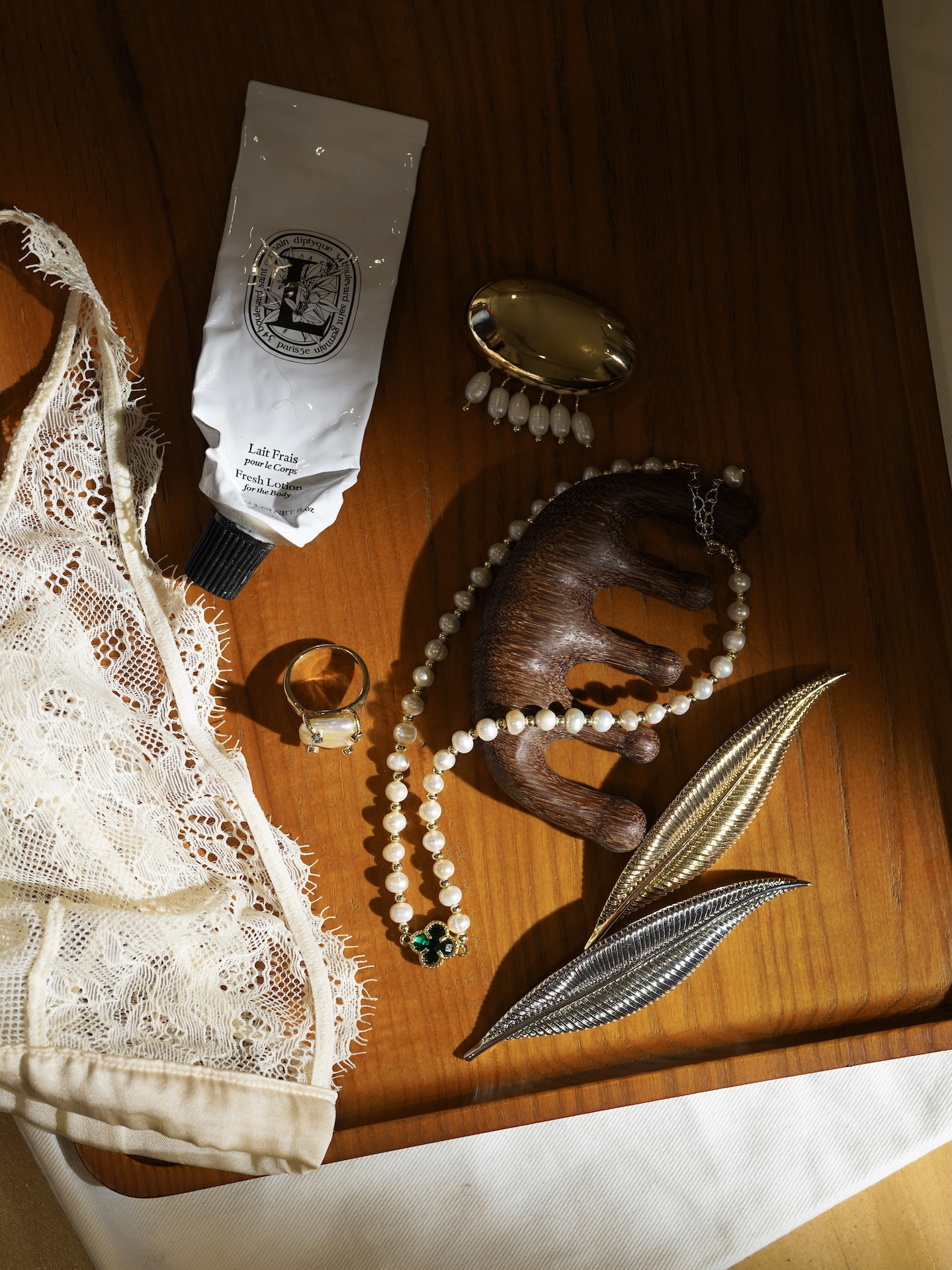 Брошь в виде листочка