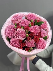 Дуо-букет с пионовидными розами "Кантри Блю" и красными кустовыми розами