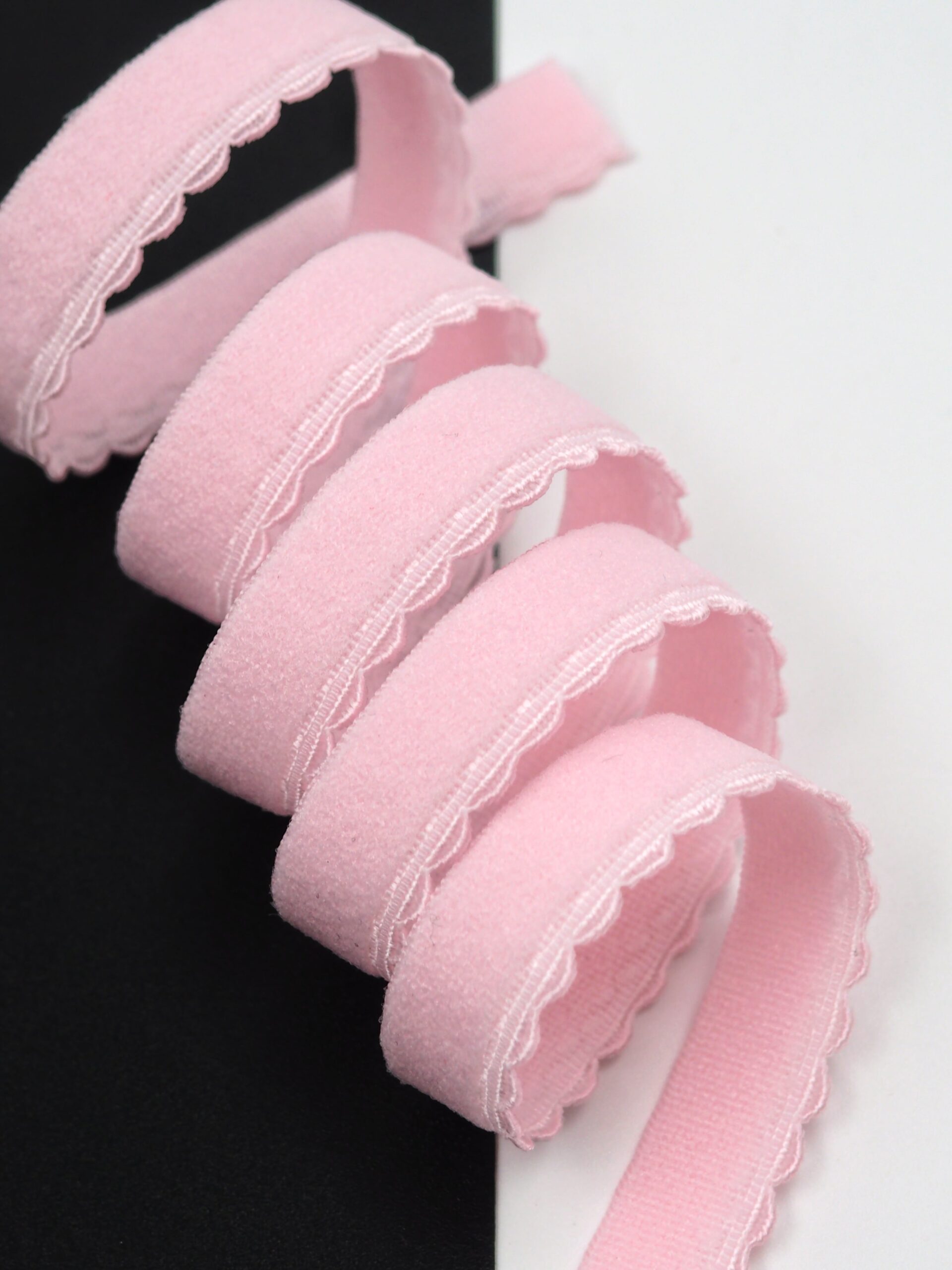 Резинка отделочная нежно-розовая ажурная ширина 12 мм с учетом фестона