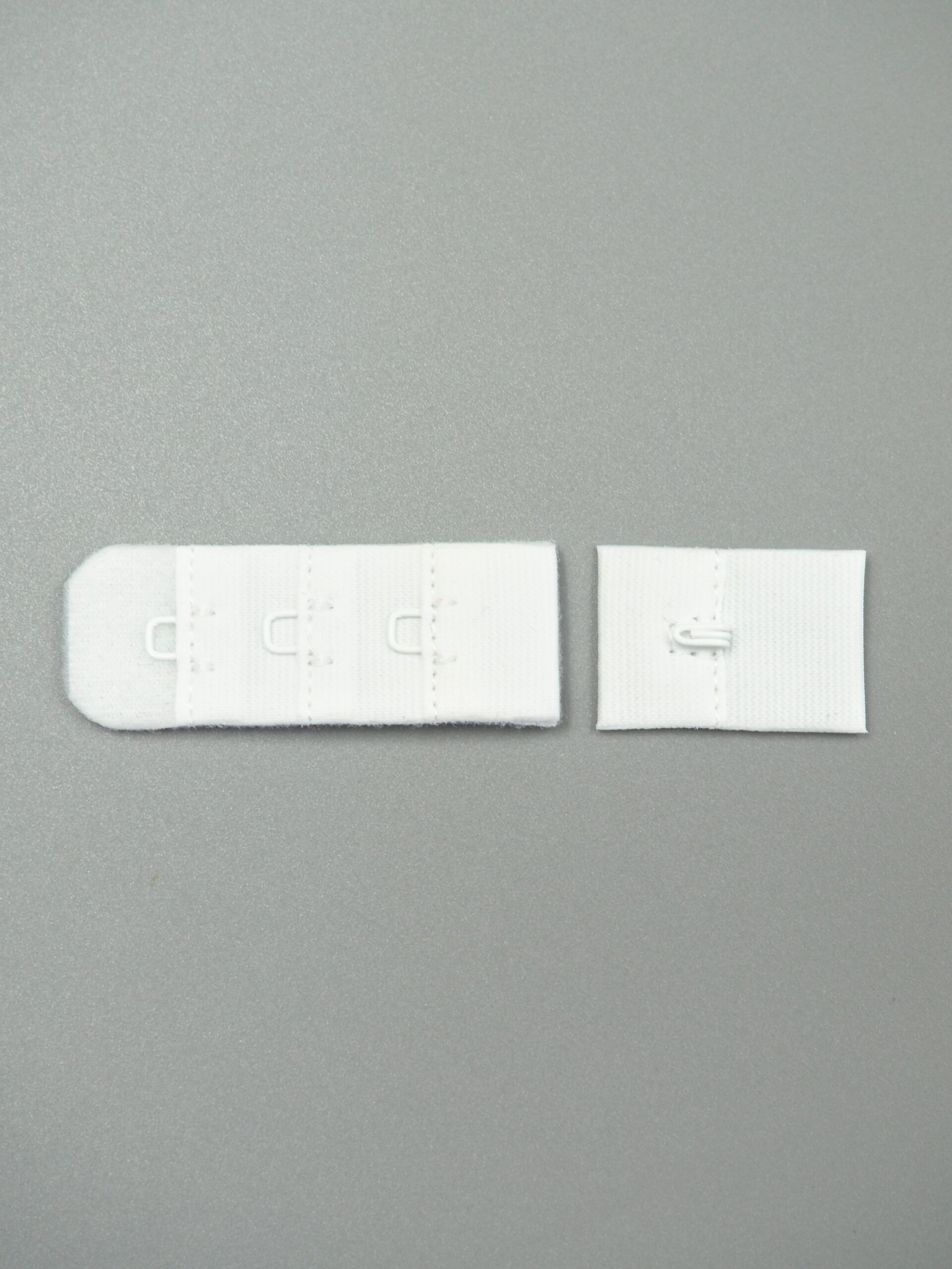 Застежка для бюстгальтера белая с крючками 1х3