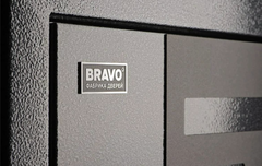 Входная стальная дверь BRAVO Thermo Д2 Букле черное/ Wenge Melinga, черные стеклянные вставки
