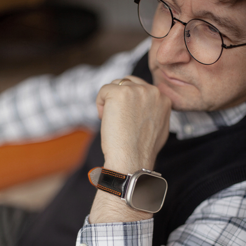 Ремешок для Apple Watch Ultra 49mm из кожи крокодила черного цвета с оранжевой строчкой