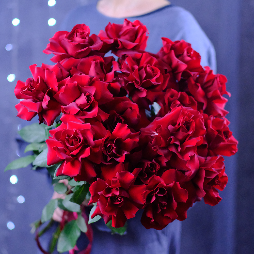 Купить шикарный букет французских красных роз 15шт Пермь заказать доставка на дом круглосуточно