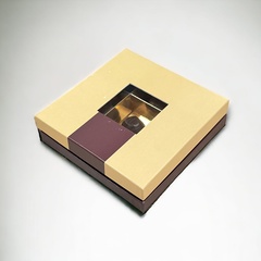 Коробка для конфет ПРЕМИУМ с маленьким окном 160*160*45 (9) (шоколадно-бежевая/золото)