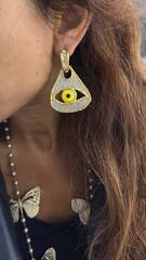 73327-dlinnye-sergi-v-stile-schiaparelli-s-ovalnymi-podveskami