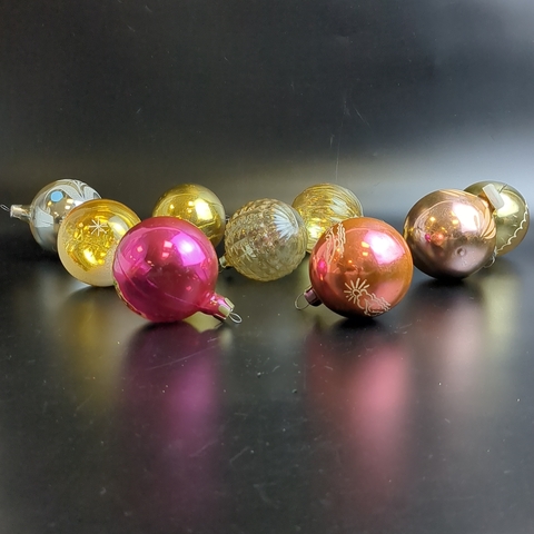 Ёлочные игрушки набор из 9 разных шариков, стекло, ручная роспись, подвесные, винтаж времён СССР 1960-1980 гг. Советские ёлочные игрушки и украшения. Состояние и комплектация на фото.