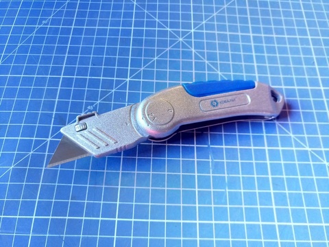 Нож технический КОБАЛЬТ складной, трапециевидные лезвия 19 мм (3 шт.), металлический корпус, блистер (Арт.245-039)
