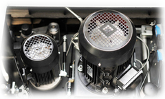 Пильный узел крепится непосредственно к станине. Благодаря этому увеличивается надежность станка, повышается точность пиления и дольше сохраняются установленные настройки узлов за счет снижения вибраций. Форматно-раскроечные станки Barton X9 Pro оснащены основной пилой, с электроприводом мощностью 5,5 кВт и подрезной пилой, работающей от двигателя мощностью 1,1 кВт. Большая мощность электродвигателя позволяет выполнять пакетный раскрой изделий, а пильный диск основной пилы диаметром 300мм. делает возможным раскрой материала толщиной до 80 мм.. Регулируемая скорость вращения основной пилы 4000 или 5000 об./мин., повышает функциональность станка, так как расширяет перечень материалов, которые он может качественно обрабатывать.