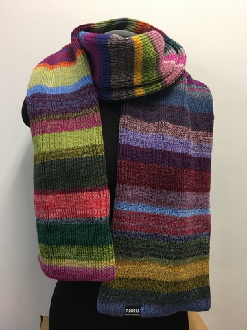 Шарф ANRU выполнен в классическом двойном стиле с разноцветными полосками различного размера. Каждый полосатый шарф - уникален.
