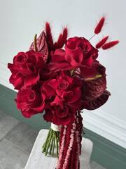 Свадебный букет из вывернутых роз, антуриума, амаранта и лагуруса