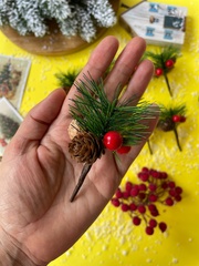 Еловая ветка с ягодами и шишками, еловая лапка искусственная, декор зимний 9 см, набор 10 шт