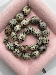 Бусины из далматиновой яшмы 12х17мм, галтовка