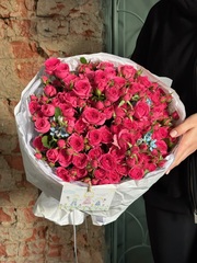 Букет из яркой кустовой пионовидной розы и оксипеталума