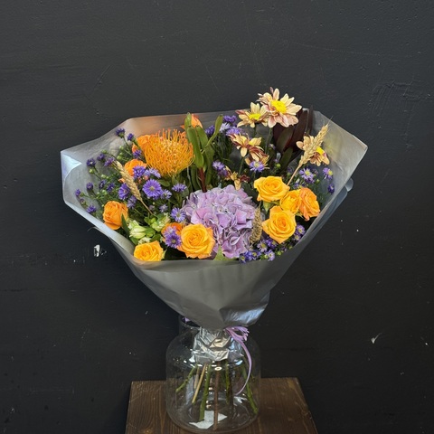 Букет из гортензии, кустовых роз и нутана с кустовыми астрами