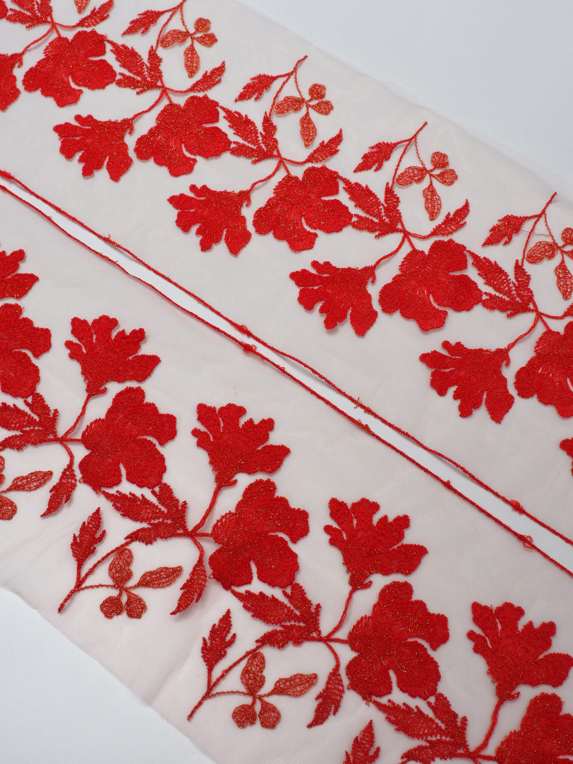 Вышивка на сетке бледно-розовая с красным и золотым люрексом ширина 16,5 см (2 стороны)