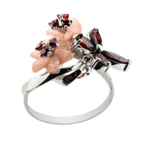 Кольцо с цветком из розового перламутра и натуральным гранатом