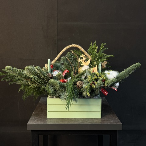 Новогодняя композиция из живых веток нобилиса, туи и мережки с елочными игрушками