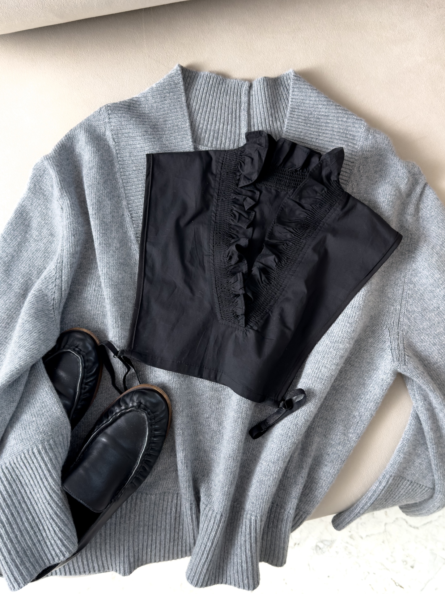 Манишка с V-образным вырезом и оборками