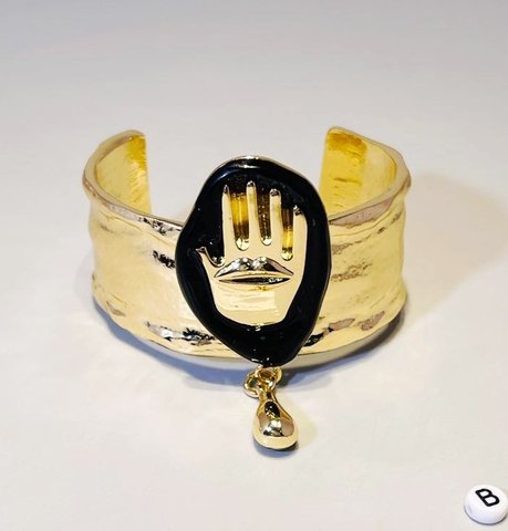 Браслет манжета ЛАДОНЬ в стиле Schiaparelli с черной эмалью