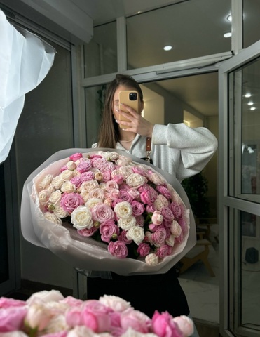 Очаровательный букет из 35 веток кустовых роз 50 см