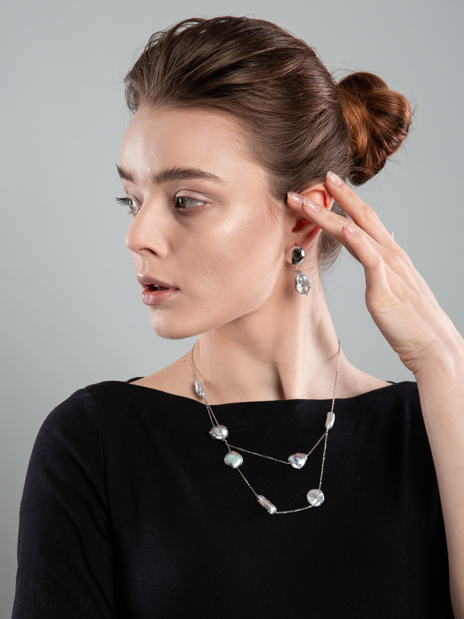 Серебряное колье из серого жемчуга барокко