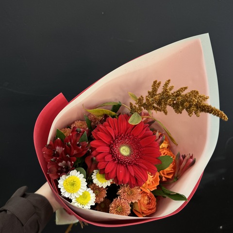 Букет с красной герберой, сантини, кустовой розой и амарантом