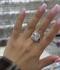 Кольцо крупный квадрат с окантовкой из фианитов